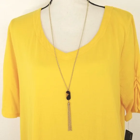*NWT* AGB Gold Peplum Short Sleeve Top w/Ruched Sleeves & Necklace, size 1X - Picture 2 of 9